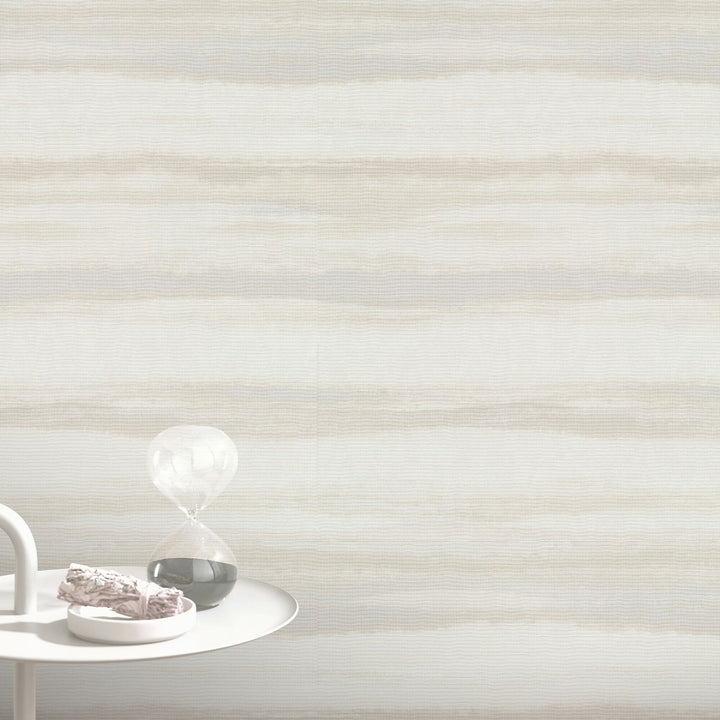 Tapetti, jossa on hienovarainen aaltoileva rakenne beigen sävyissä - 4005622