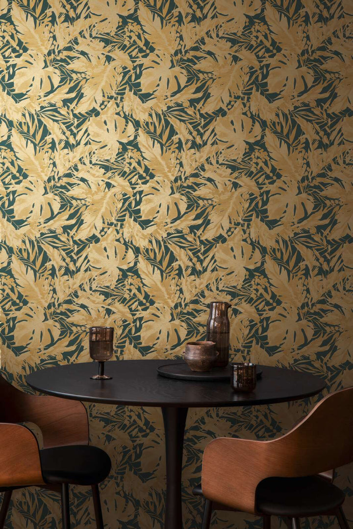 Textured non-woven wallpaper with elegant tropical leaves | green, gold - 3010154