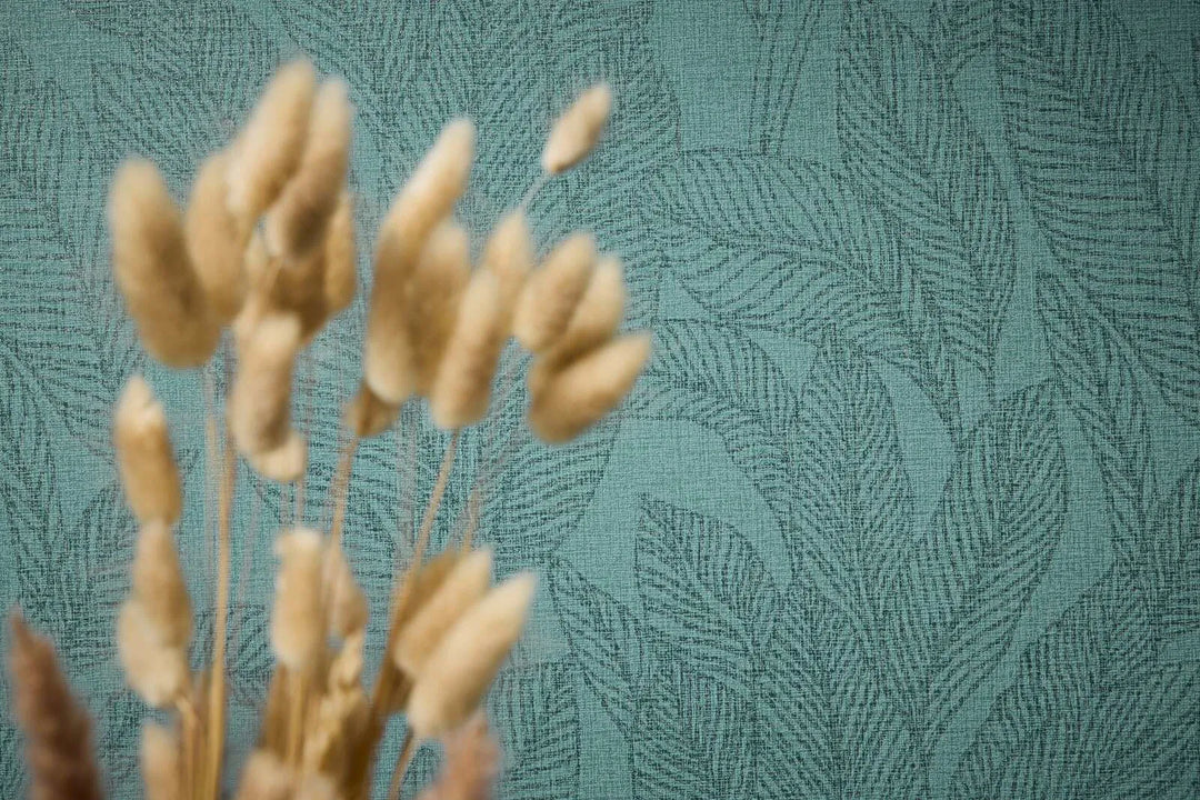 Легко текстурированные обои на нетканой основе с тонким глянцевым рисунком листьев зеленого цвета - 3010164