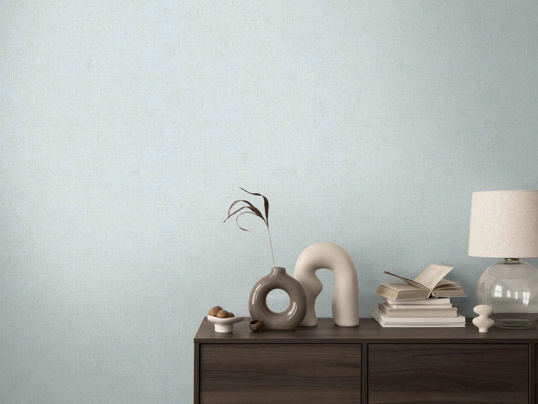 Stilīgas neaustas vienkrāsainas tapetes ar delikātu spīdīgu tekstūru | gaiši zilā - 3010213