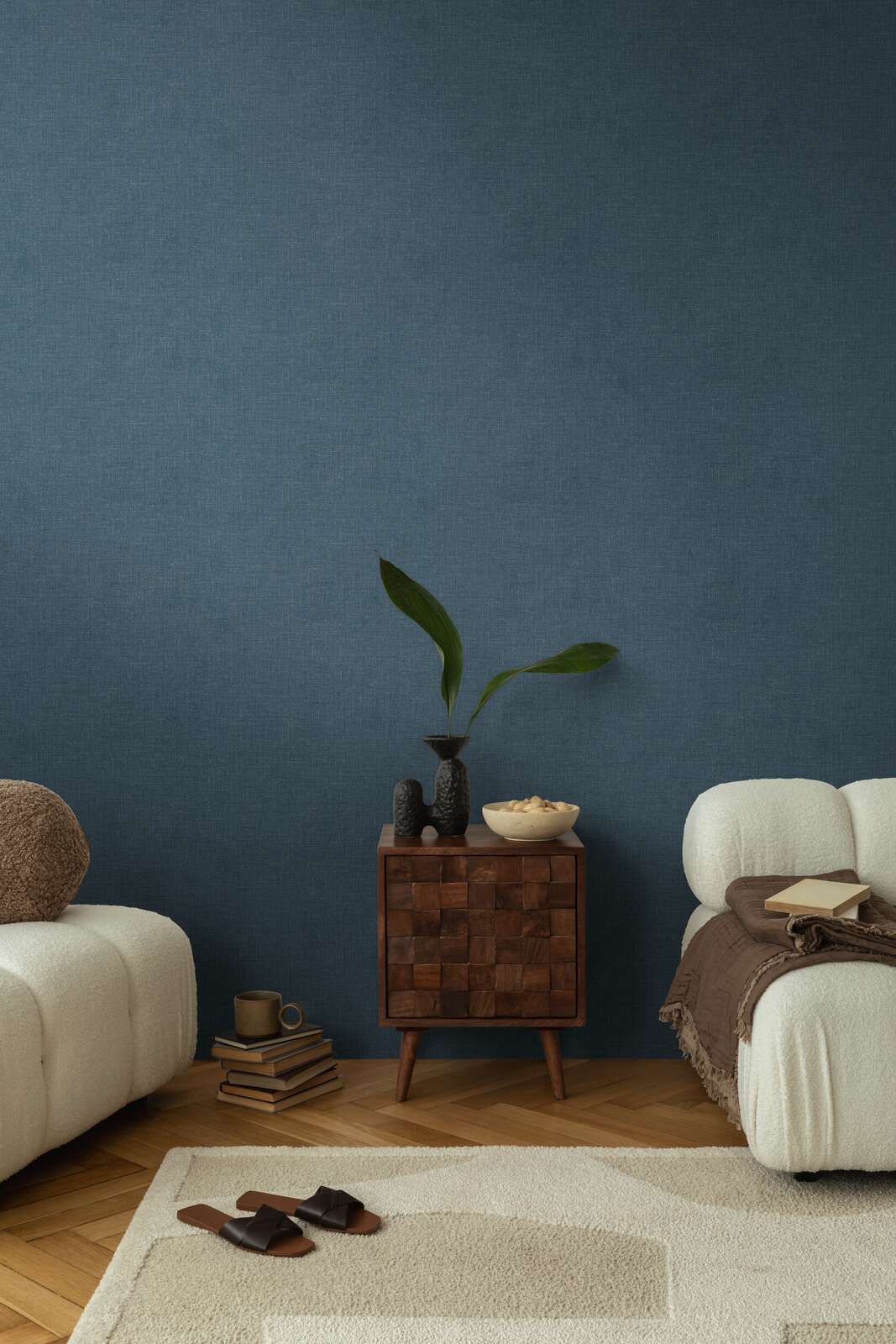 Augstākās kvalitātes neaustas tapetes ar zīdainu, mirdzošu tekstūru | tumši zilā - 3010222