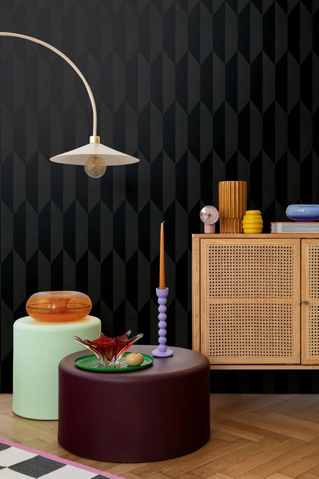 Neaustas tapetes ar spīdīgu mirdzumu un klasisku grafisko izskatu | melnā - 3010524