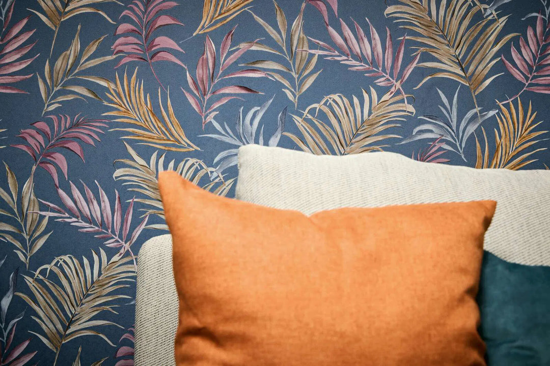 Tumesinisel taustaplaadil õrna troopilise motiiviga mittekootud tapeet | kergelt läikivad lehed - 3011055