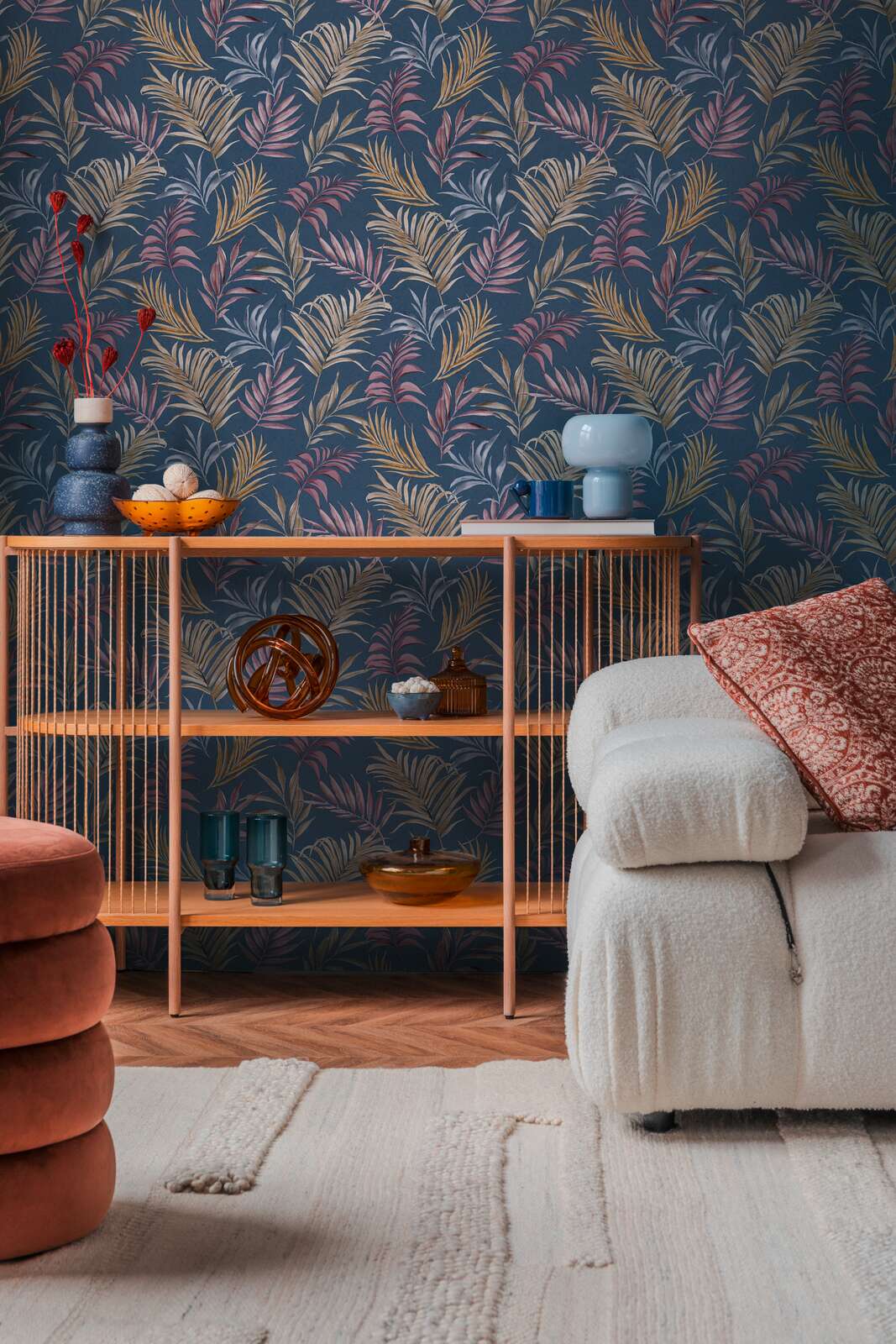 Tumesinisel taustaplaadil õrna troopilise motiiviga mittekootud tapeet | kergelt läikivad lehed - 3011055