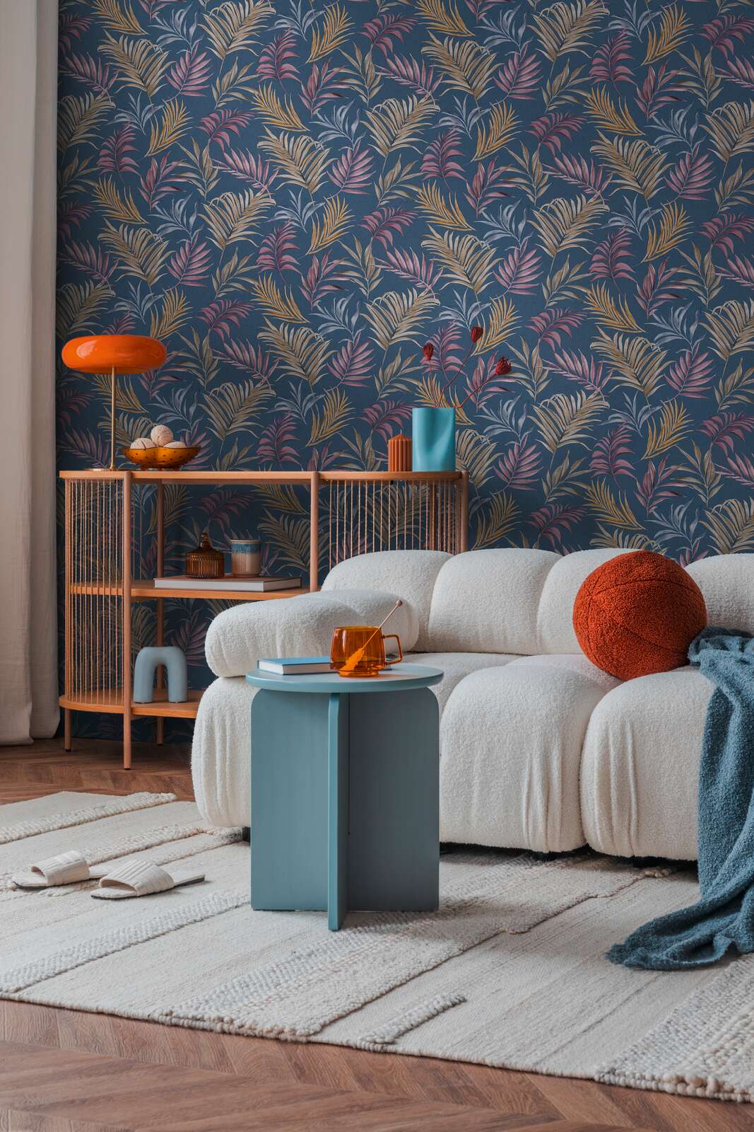 Tumesinisel taustaplaadil õrna troopilise motiiviga mittekootud tapeet | kergelt läikivad lehed - 3011055