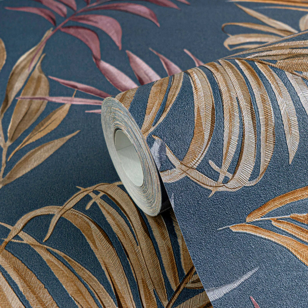 Tumesinisel taustaplaadil õrna troopilise motiiviga mittekootud tapeet | kergelt läikivad lehed - 3011055