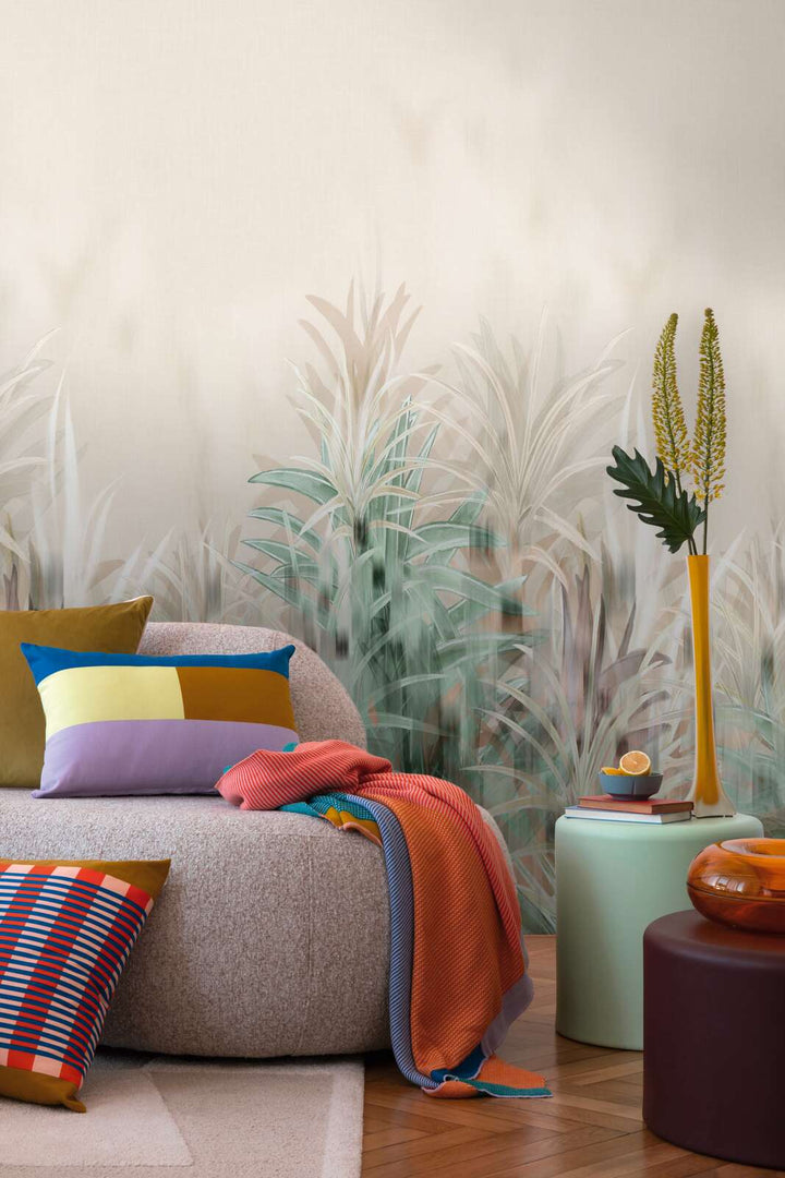 Koristeellinen tapetti, jossa on hienovaraisia niitty- ja ruohokuvioita vaalealla pohjalla - 3011643