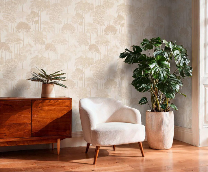 Neaustas tapetes ar izsmalcinātu palmu ilustrāciju un smalkiem kontūriem | krēmkrāsa - 3012105