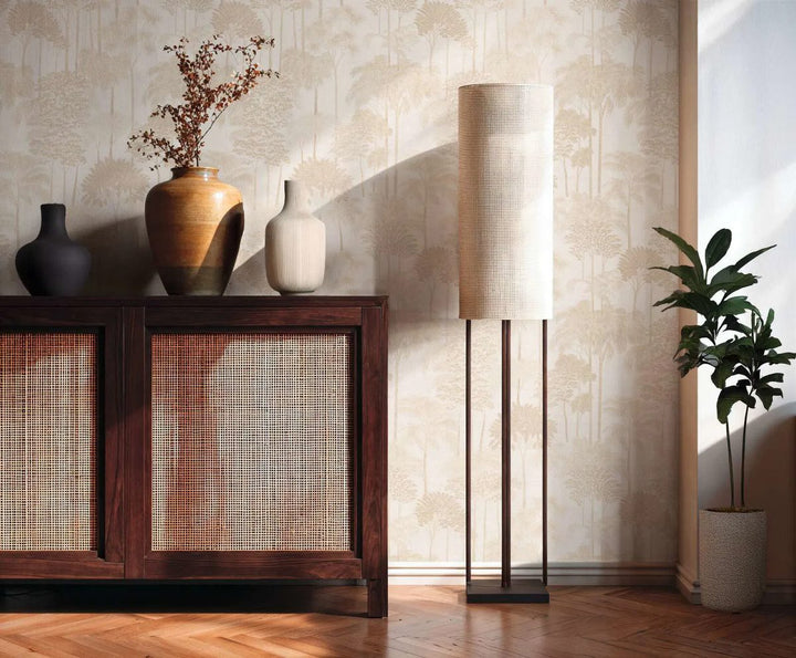 Neaustas tapetes ar izsmalcinātu palmu ilustrāciju un smalkiem kontūriem | krēmkrāsa - 3012105