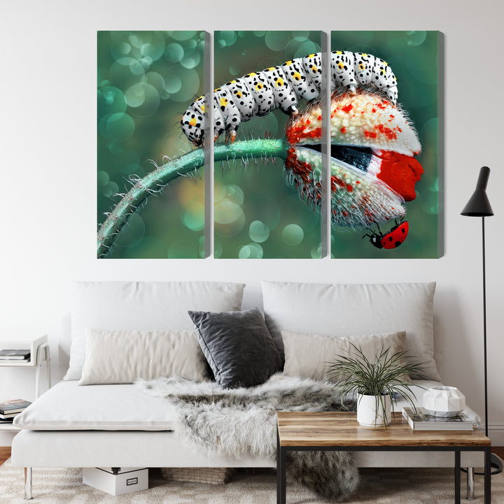 Канва - Гусеница и божья коровка на растении на макроснимке, N-3843