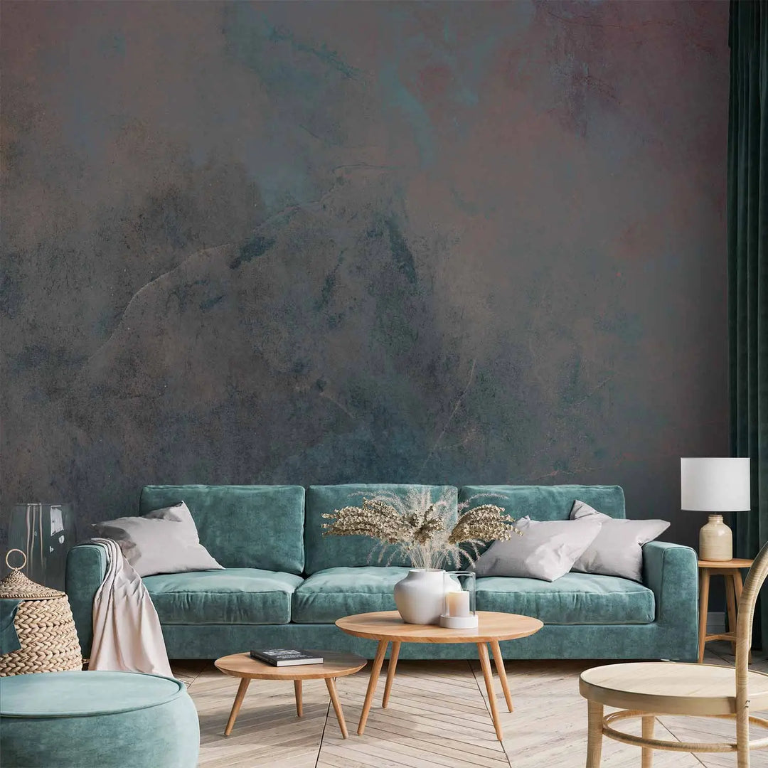 Абстрактные фотообои с живописной текстурой декоративной штукатурки синего цвета — в гостиной с синим диваном