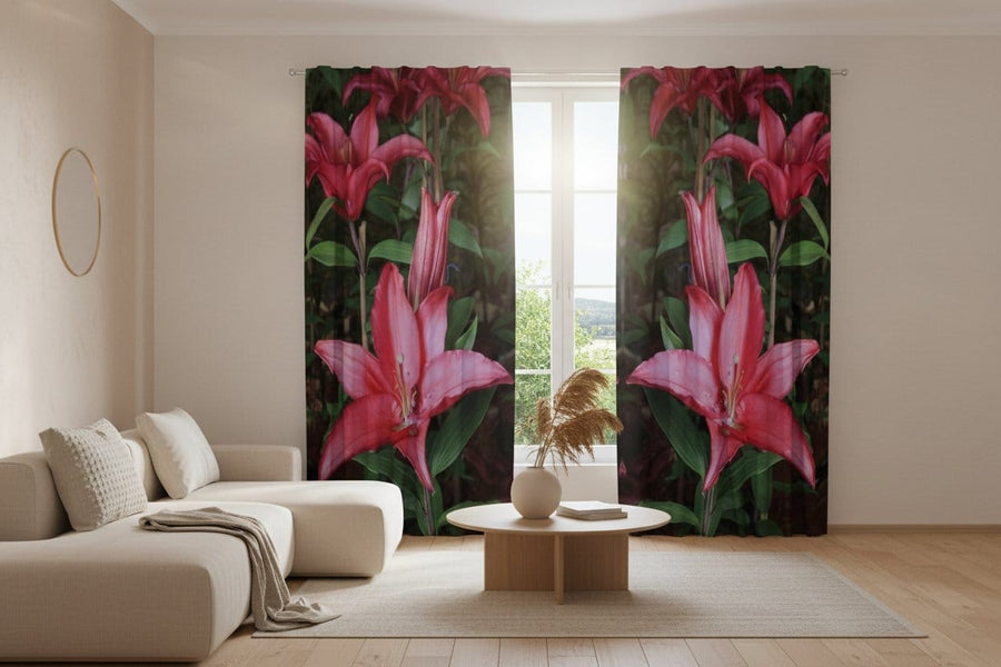 Dienas un nakts aizkari ar lilijam - Lilijas dārzā - sarkana, zaļa krāsa Tapetenshop.lv