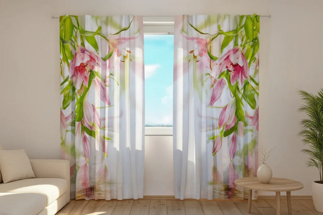 Aizkari viesistabai un guļamistabai ar lilijam - Rozā lilijas Tapetenshop.lv