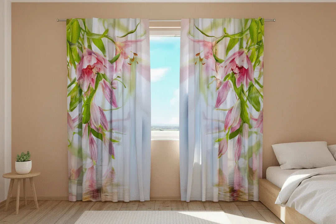 Aizkari viesistabai un guļamistabai ar lilijam - Rozā lilijas Tapetenshop.lv