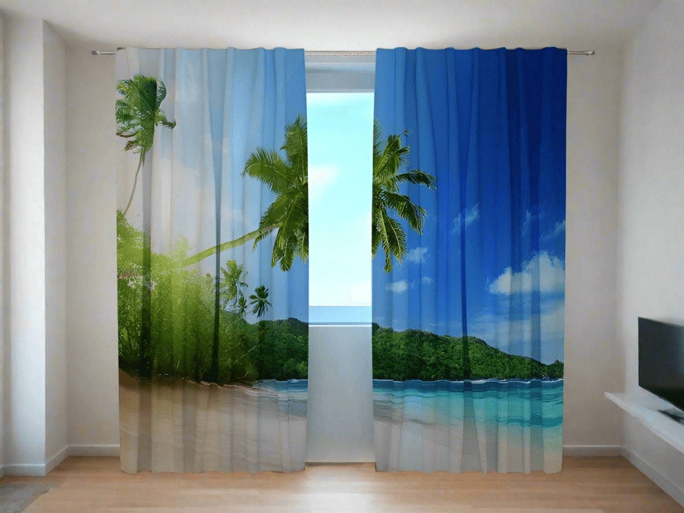 Gaišas telpas interjers ar baltām sienām un koka grīdu. Labajā pusē redzams balts TV galdiņš ar melnu televizoru. Uz loga uzstādīti fotoaizkari, uz kuriem fotoreālistiski attēlota tropu pludmale. Kreisajā aizkaru panelī redzamas smiltis, zaļi augi un liela, pāri noliecusies palma spilgtā saules gaismā. Labajā panelī paveras skats uz tirkīzzilu okeānu, apaugušu zaļu pakalnu fonā un dziļi zilām debesīm ar baltiem mākoņiem. Paverto aizkaru vidū ir logs ar skatu uz gaišzilām debesīm.