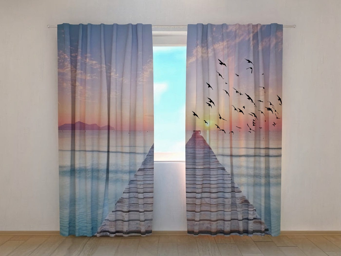 Gaišas telpas interjers ar koka grīdu. Uz loga uzstādīti fotoaizkari, uz kuriem fotoreālistiski attēlota mierīga jūras ainava saullēktā. Attēla centrā no smiltīm jūrā iestiepjas gara koka piestātne. Kreisajā aizkaru panelī pamalē redzami kalnu silueti, bet uz labā paneļa debesīs lido putnu bars. Debesis un ūdens rotājas maigos, sapņainos pasteļtoņos – zilā, rozā un lillā. Paverto aizkaru vidū redzams logs ar skatu uz gaišām debesīm.