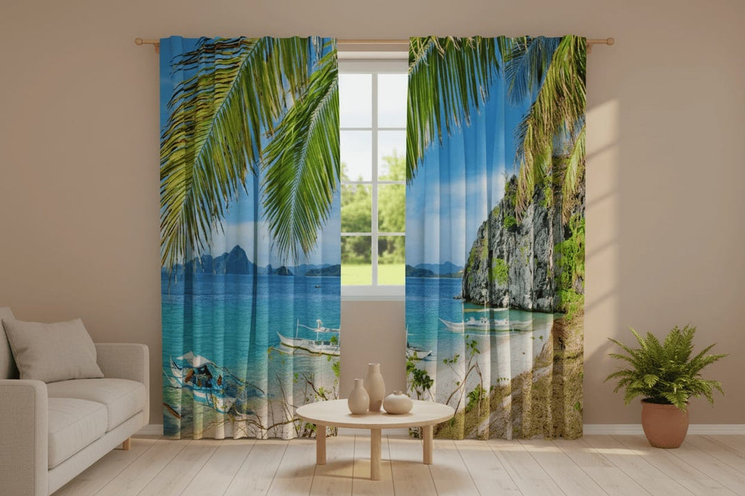 Šviesios svetainės interjeras su medinėmis grindimis ir šviesia sofa. Ant lango pakabintos fotoužuolaidos, kuriose fotorealistiškai pavaizduotas egzotiškas atogrąžų paplūdimys. Užuolaidų viršutinę dalį abiejose pusėse puošia kabančios, ryškiai žalios palmių lapai.