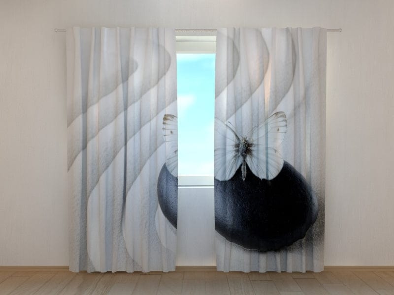 Rytietiškos teminės užuolaidos - Zen akmuo su baltu drugeliu Skaitmeninė tekstilė