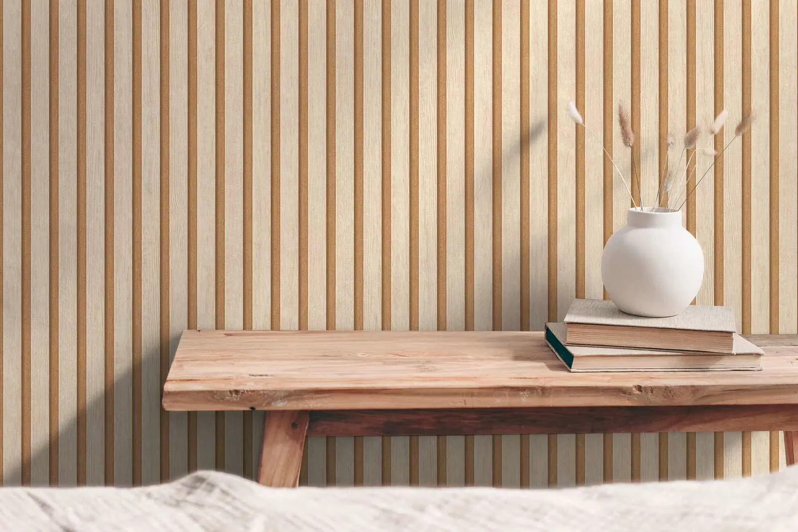 Beige raidallinen puukuvioinen kiiltävä tapetti harmoniseen olohuoneeseen. SKU: 3000334, AS Creation.