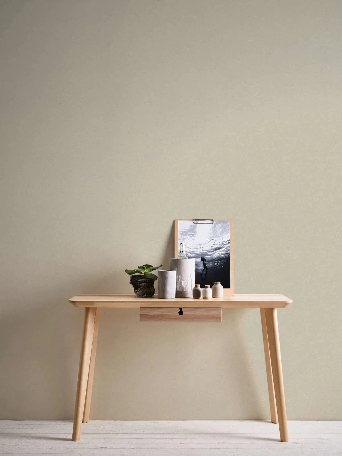 Bēšas vienkrāsainas tapetes ar tekstila reljefa struktūru - 371782 AS Creation