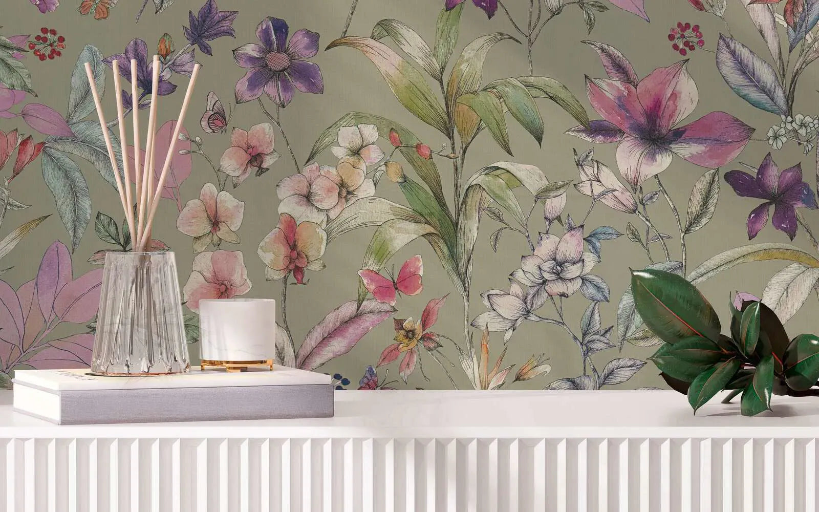 Žalios ir violetinės spalvos dekoratyviniai tapetai su matiniu gėlių motyvu, skirti kūrybiškam svetainės interjerui. SKU: 3012501, AS Creation.