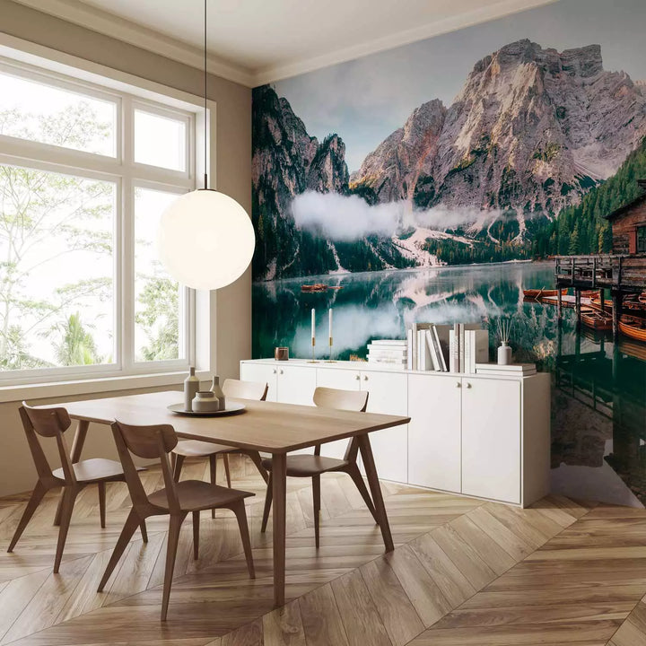 Fototapetai - Kraštovaizdis su mediniu namu ir valtimis kalnų fone, 150968