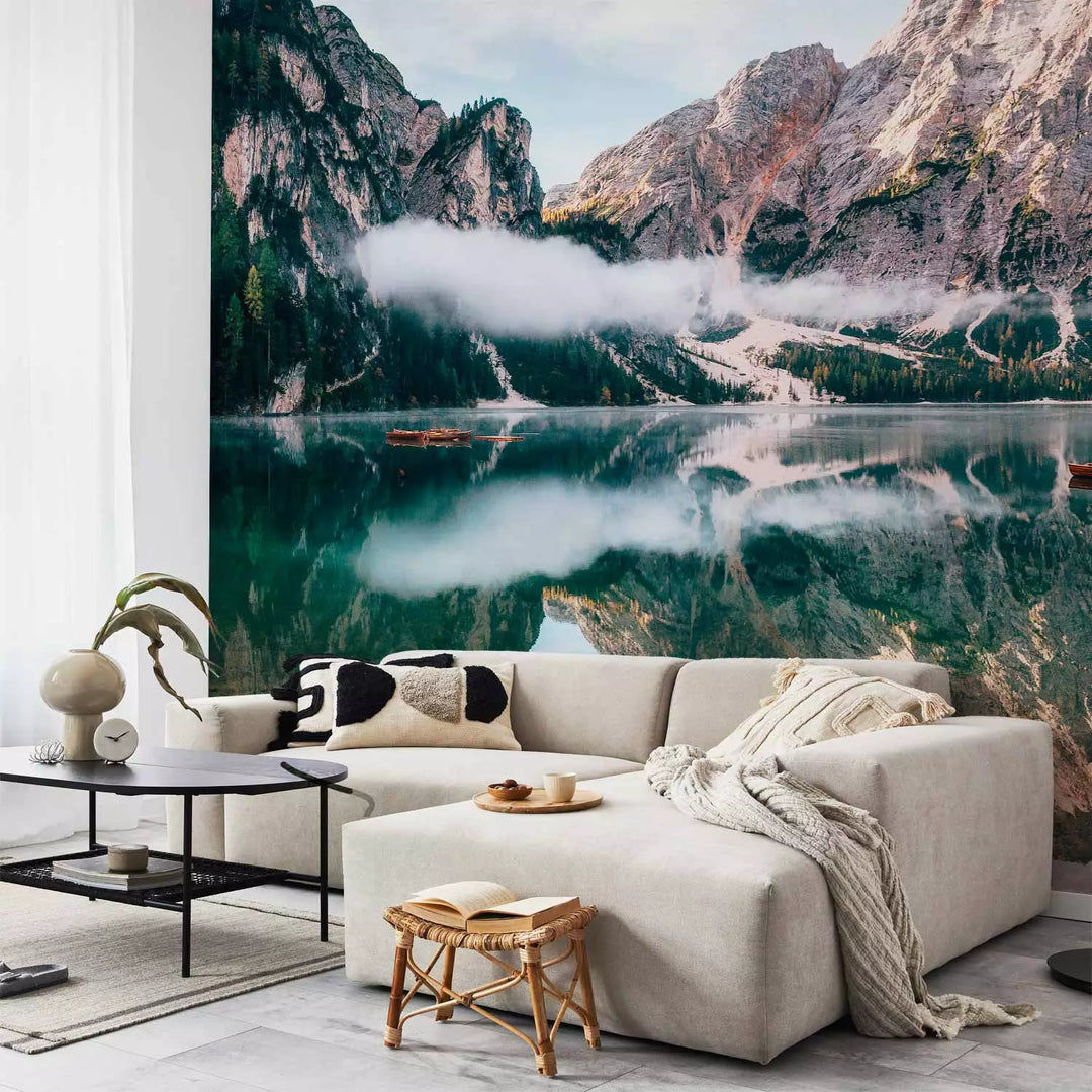 Fototapetai - Kraštovaizdis su mediniu namu ir valtimis kalnų fone, 150968