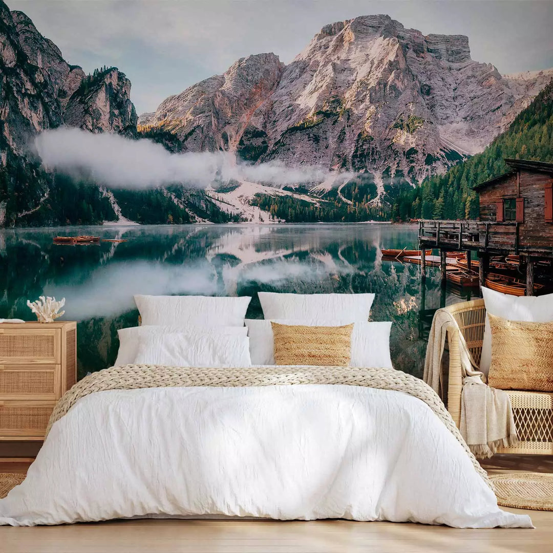 Fototapetai - Kraštovaizdis su mediniu namu ir valtimis kalnų fone, 150968