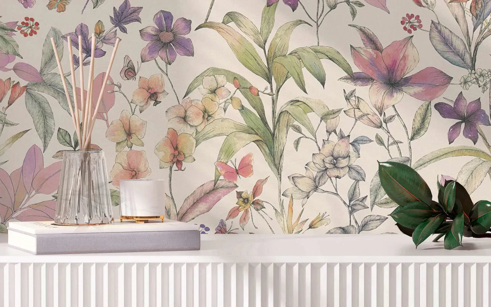 Gyvybingi žalios ir violetinės spalvos tapetai su gėlių motyvais šviesioje svetainėje. SKU: 3012500, AS Creation.