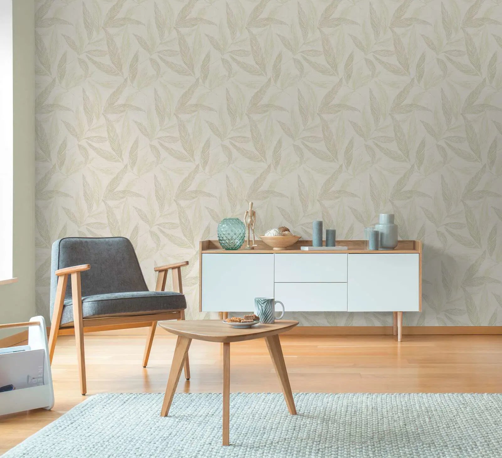 Krēmkrāsas un zaļas tapetes ar spalvu rakstu un sudrabu elegantā viesistabas dizainā. SKU: 3010661, AS Creation.