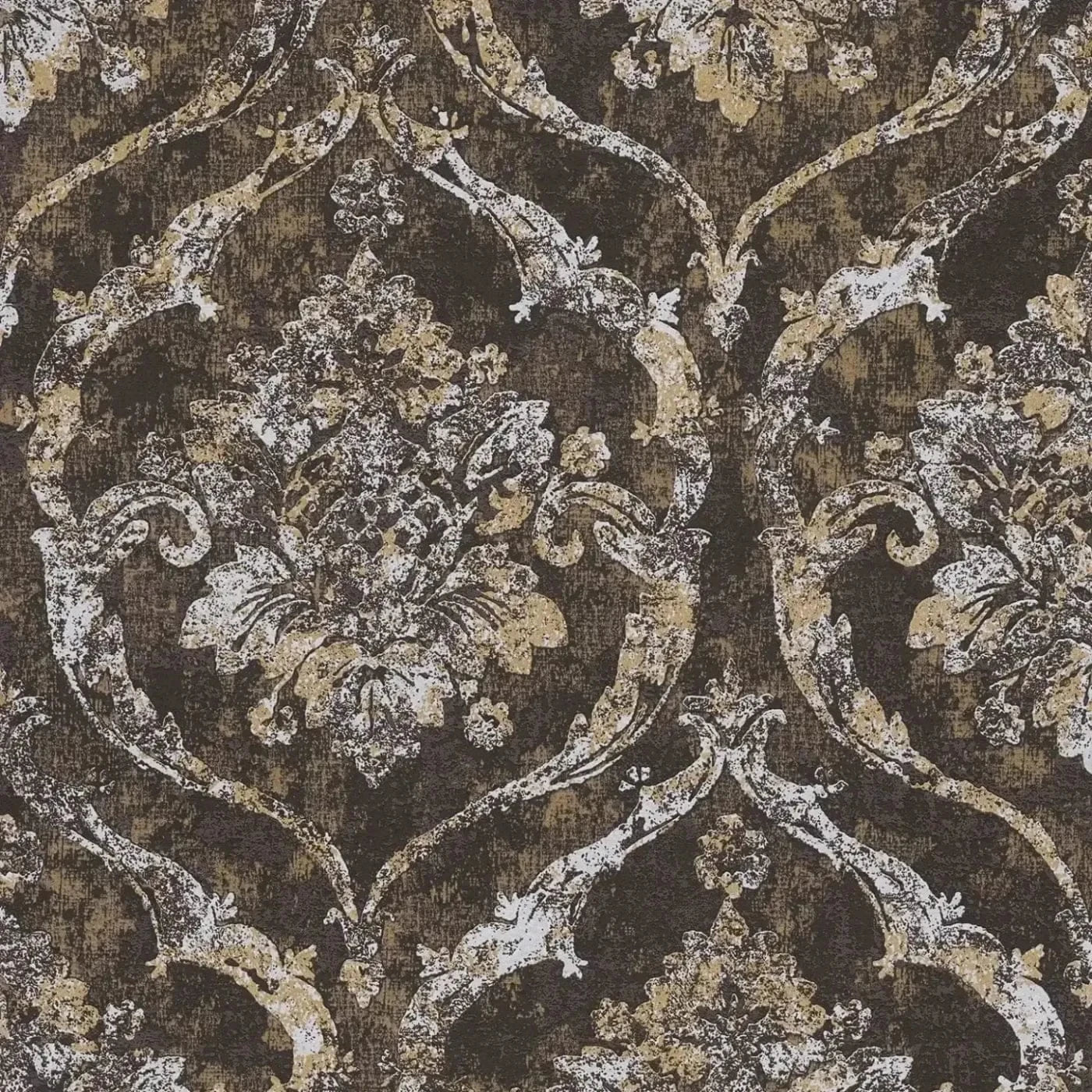 Lähikuva: tummanruskea barokkitapetti, jossa on voimakas reliefi lähikuva. SKU: 3007262, AS Creation.