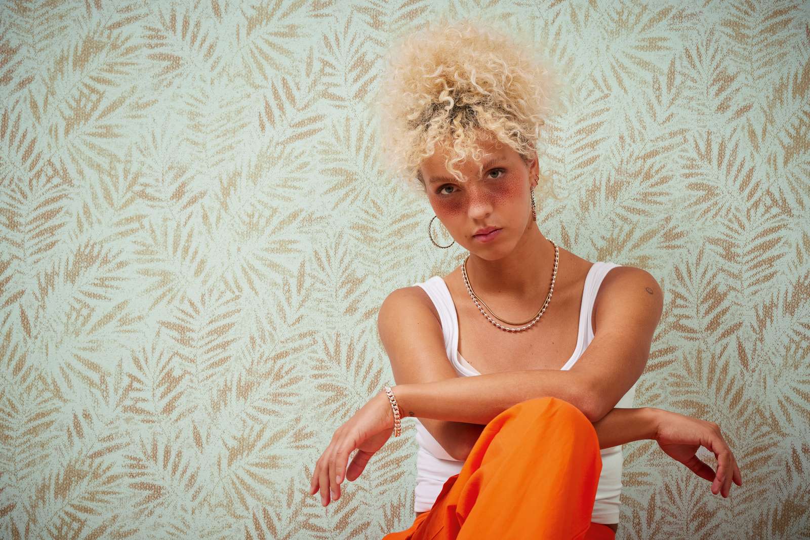 Flizelīna tapetes ar spīdīgu lapu rakstu zaļā un zeltā toņos - 1374044 AS Creation