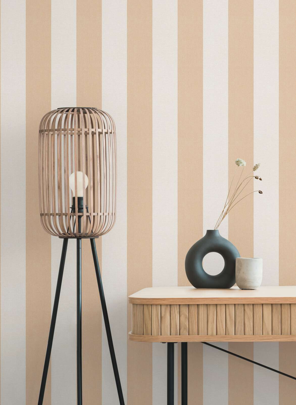 Flizelīna tapetes ar svītrām oranžā/krēmkrāsā – Siltums un dinamika interjera akcentam | 1411166 AS Creation