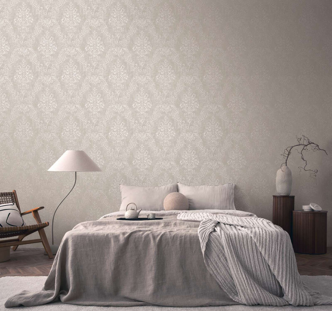 Flizelīna tapetes baroka stilā taupe/pelēkā krāsā ar mirdzuma efektu – Mūsdienīga elegance | 1410530 AS Creation