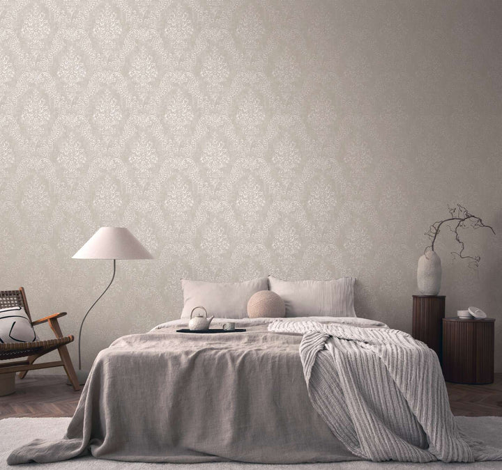 Flizelīna tapetes baroka stilā taupe/pelēkā krāsā ar mirdzuma efektu – Mūsdienīga elegance | 1410530 AS Creation