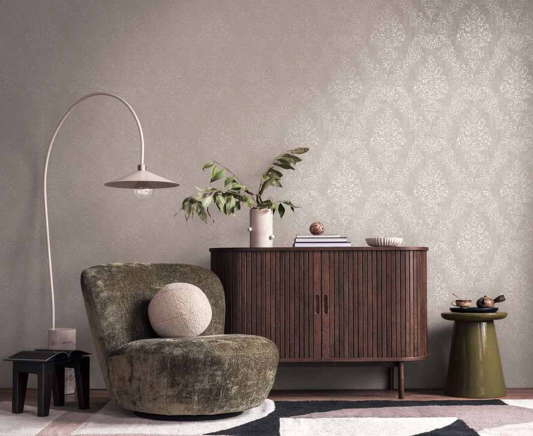 Flizelīna tapetes baroka stilā taupe/pelēkā krāsā ar mirdzuma efektu – Mūsdienīga elegance | 1410530 AS Creation