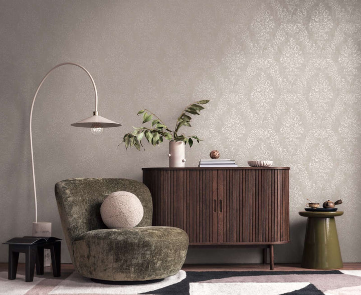 Flizelīna tapetes baroka stilā taupe/pelēkā krāsā ar mirdzuma efektu – Mūsdienīga elegance | 1410530 AS Creation