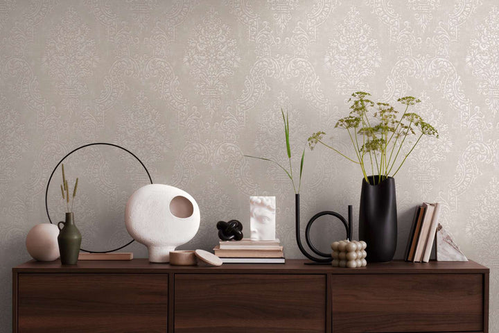 Flizelīna tapetes baroka stilā taupe/pelēkā krāsā ar mirdzuma efektu – Mūsdienīga elegance | 1410530 AS Creation