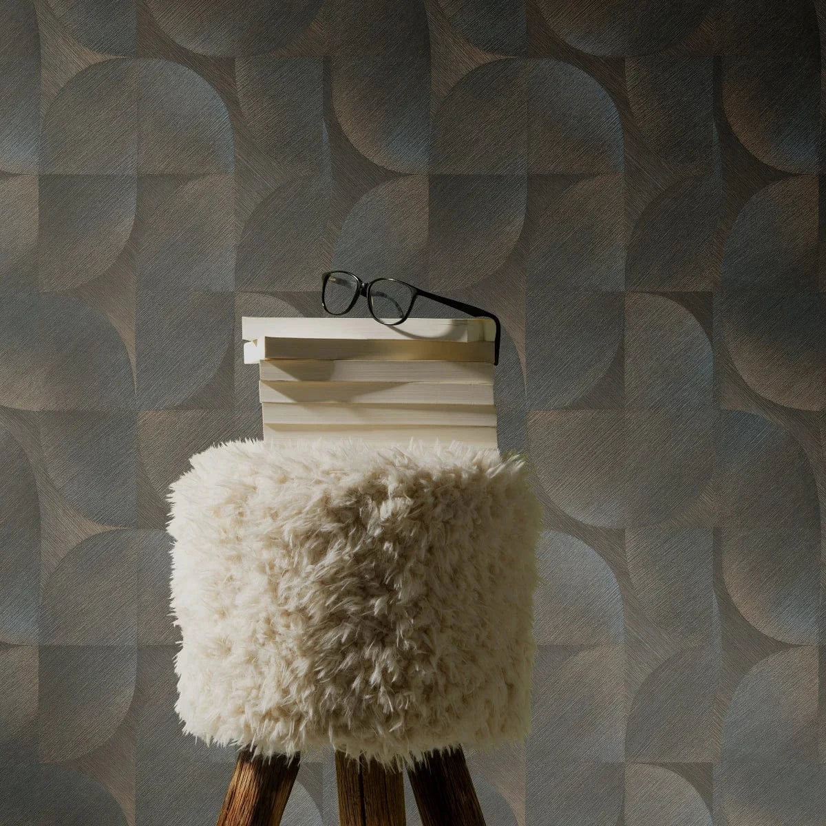 Flizelīna tapetes ar grafisku ornamentu brūnā krāsā – elegants un klasisks sienu risinājums Erismann