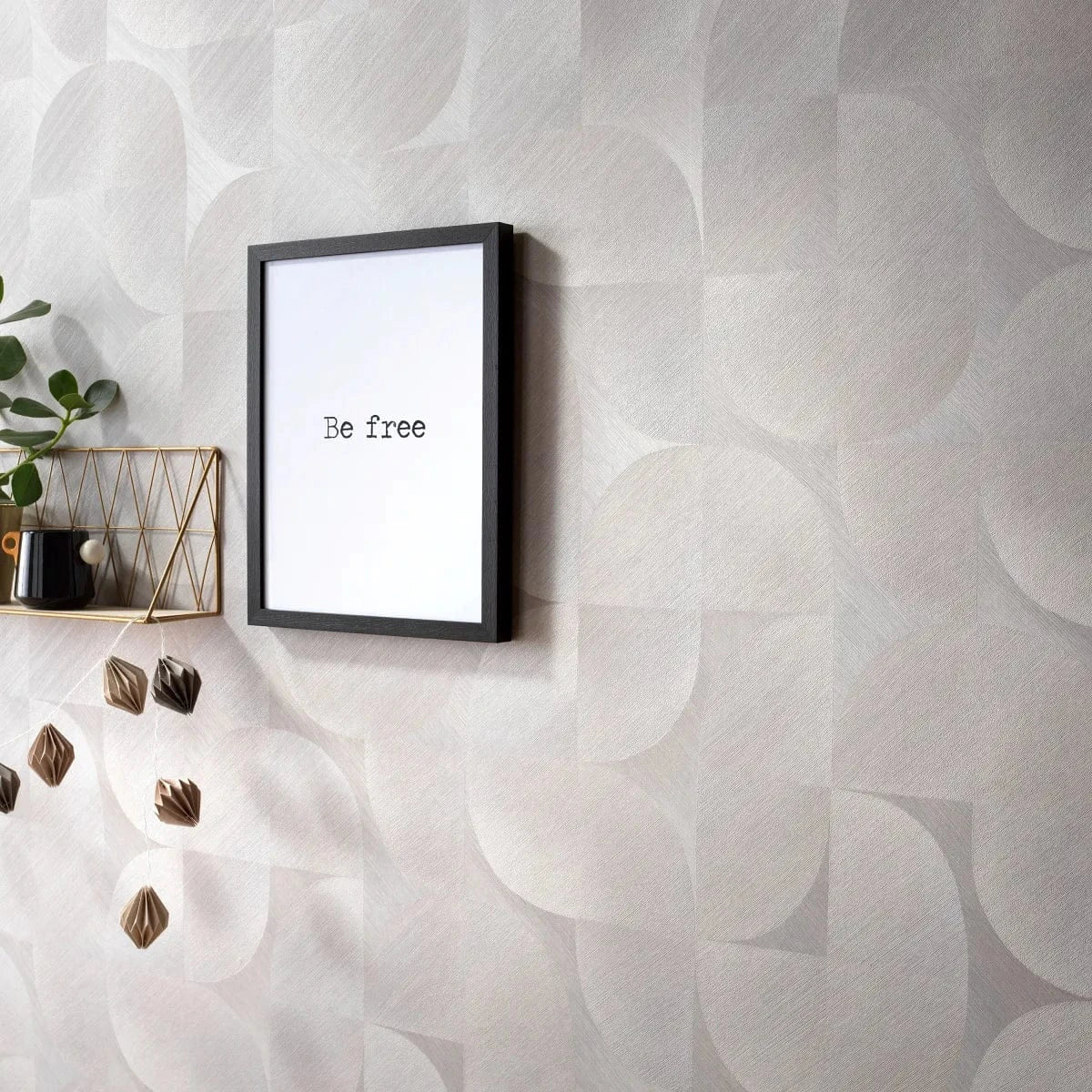 Flizelīna tapetes ar grafisku ornamentu taupe krāsā – harmoniska izvēle mūsdienīgam interjeram Erismann