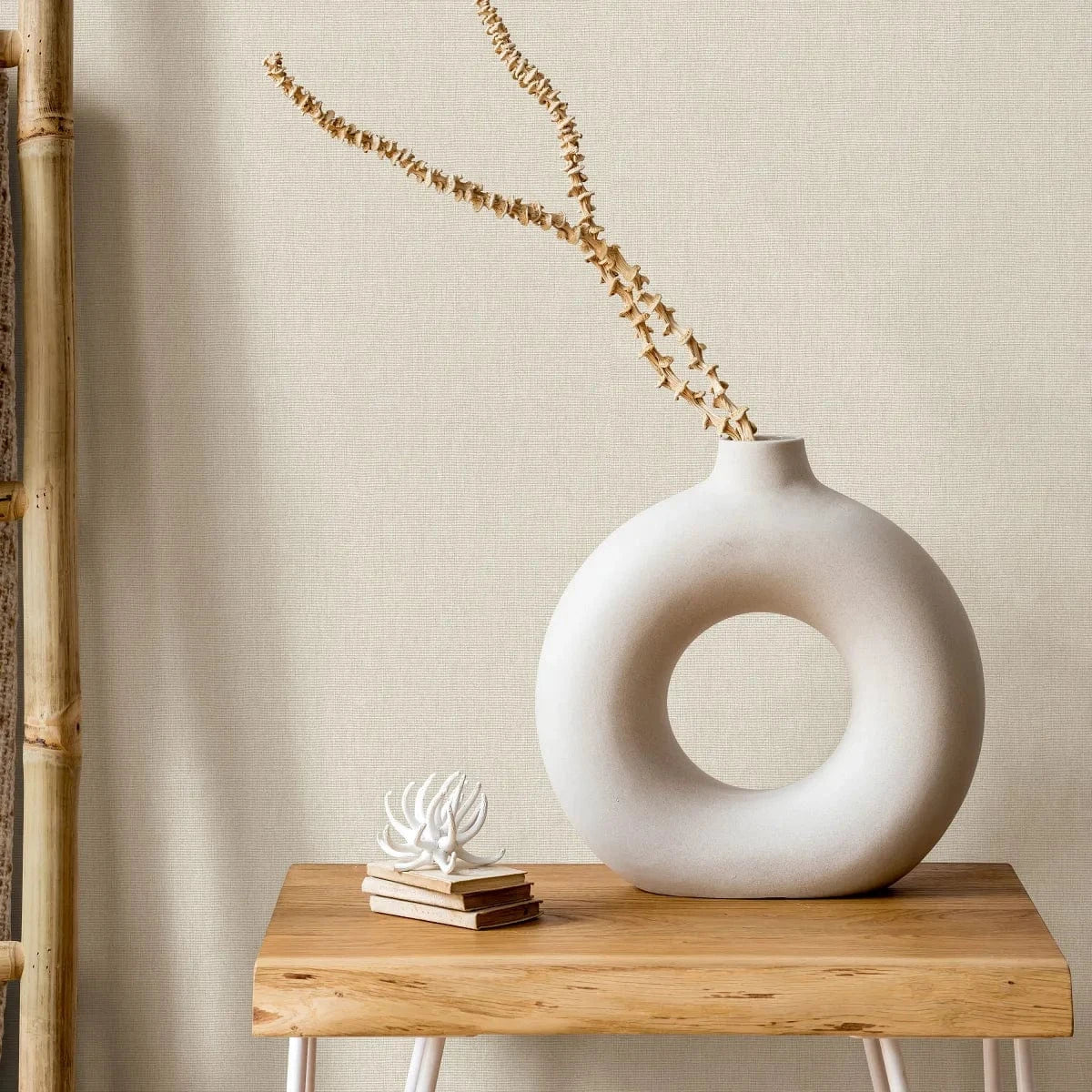 Flizelīna tapetes ar tekstila faktūru bēšos toņos – silts un mājīgs sienu apdare Erismann