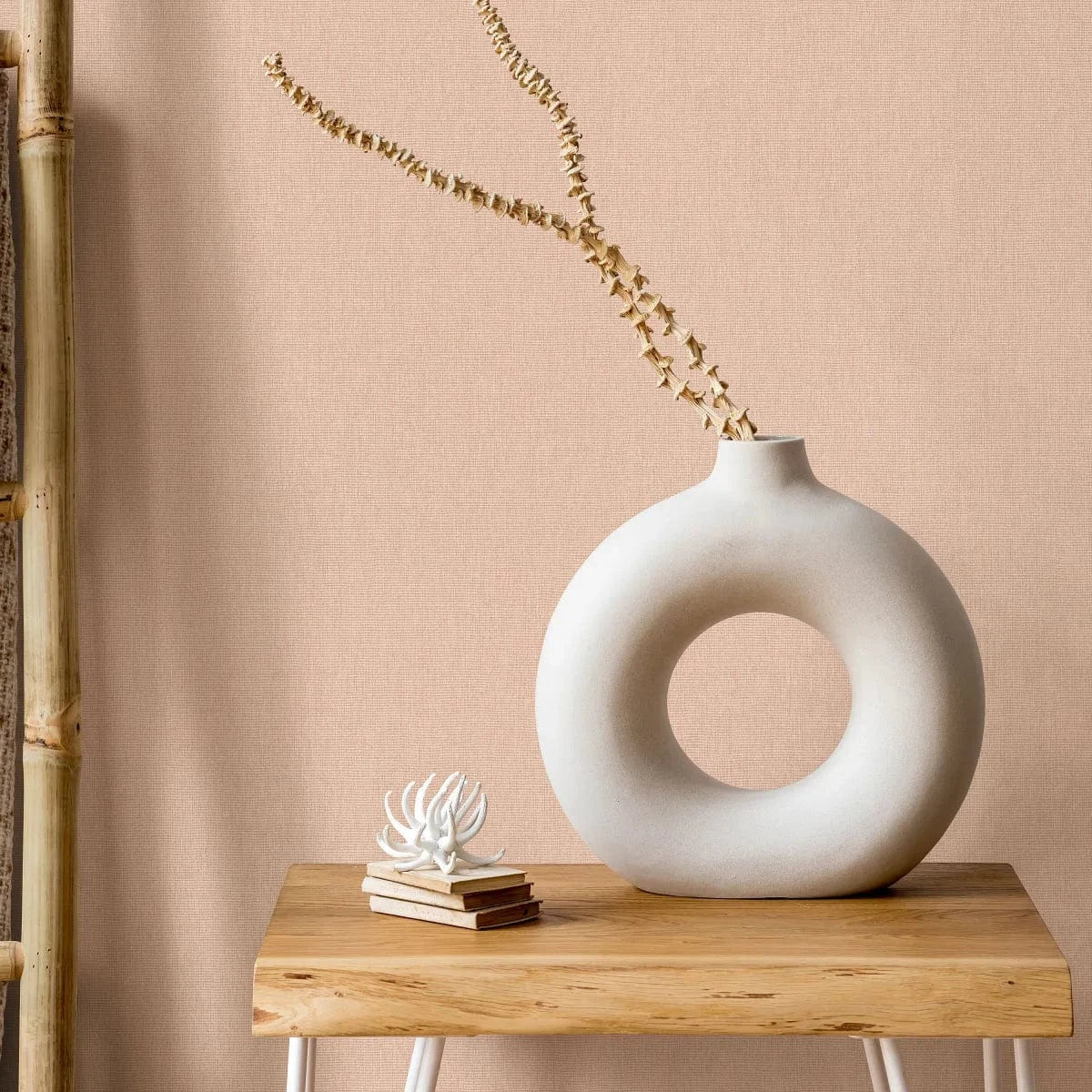 Flizelīna tapetes ar tekstila faktūru koraļļu rozā krāsā – dzīvotspējīga un stilīga izvēle Erismann