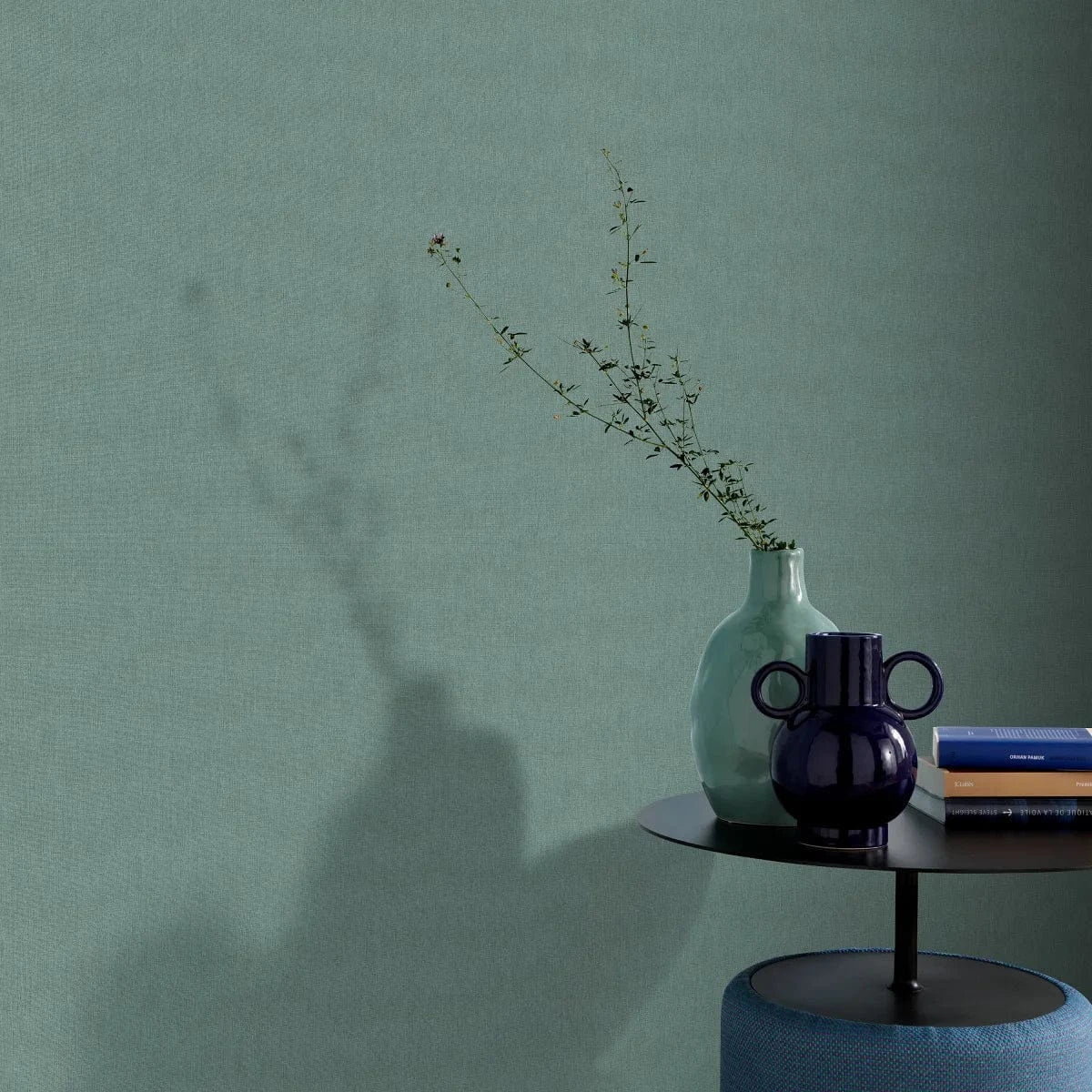 Flizelīna tapetes ar tekstila faktūru tumši zaļā krāsā – intensīvs un dziļš sienu dizains Erismann
