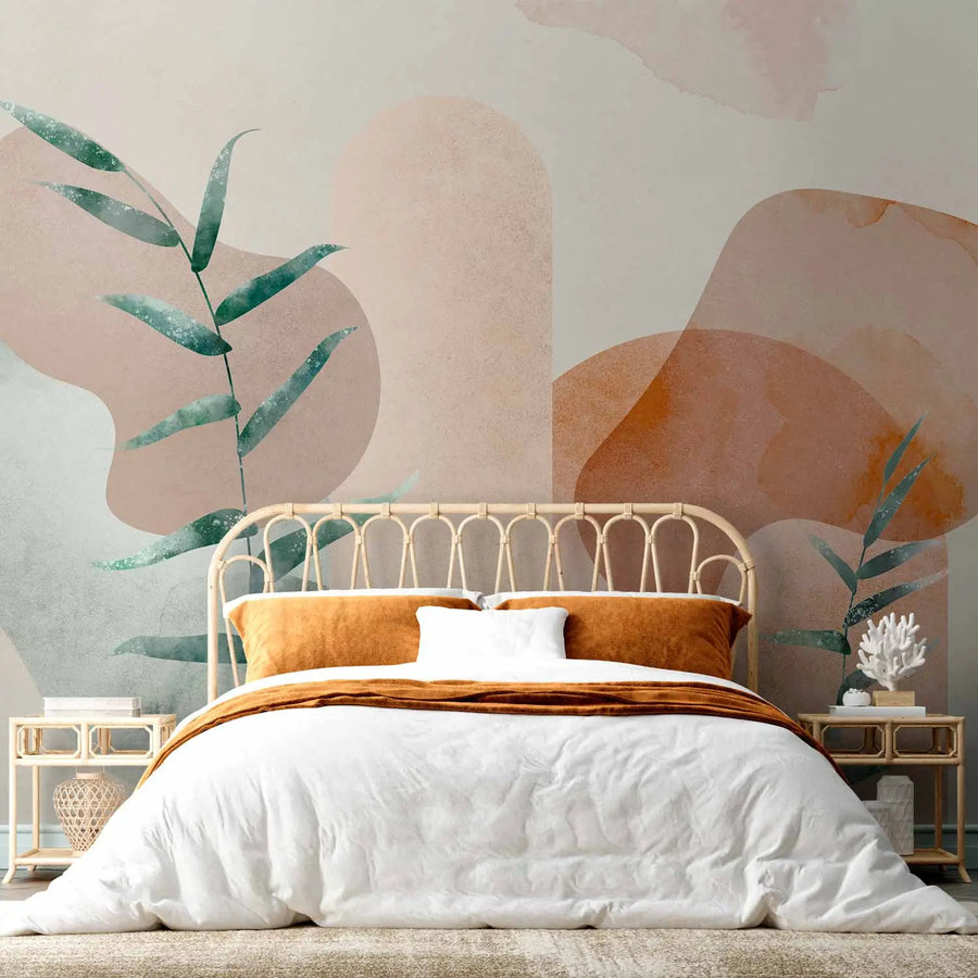 Abstrakčios fototapetai su švelniomis geometrinėmis formomis terakotos ir smėlio atspalvių, kurias papildo elegantiškos žalios augalų šakelės su akvarelės efektu ant tekstūruoto fono.