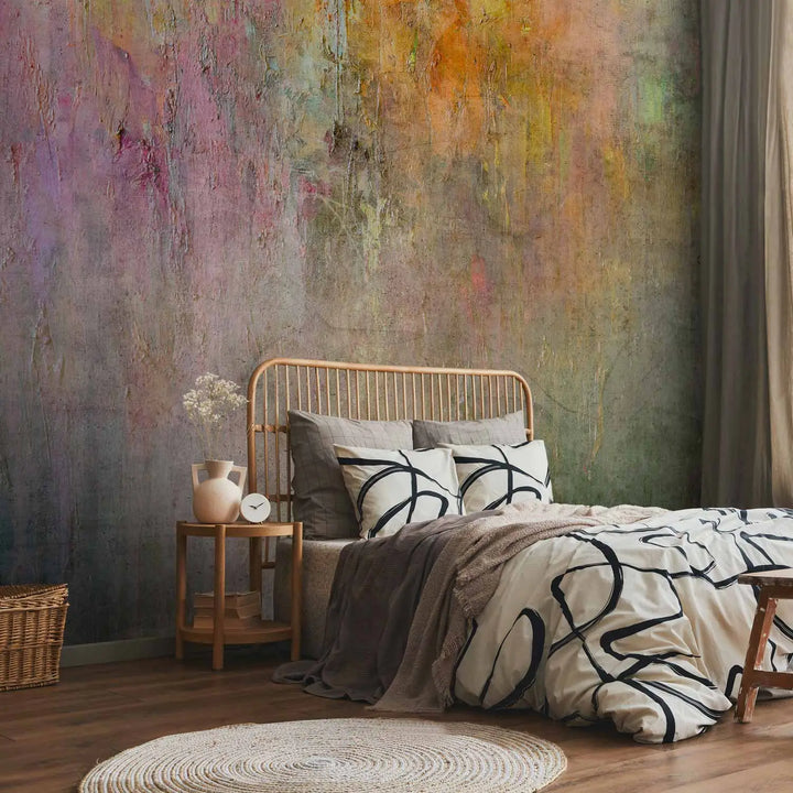 Abstraktne fototapeet vertikaalsete värvipritsmetega roosa, okra ja rohelistes toonides – magamistoas