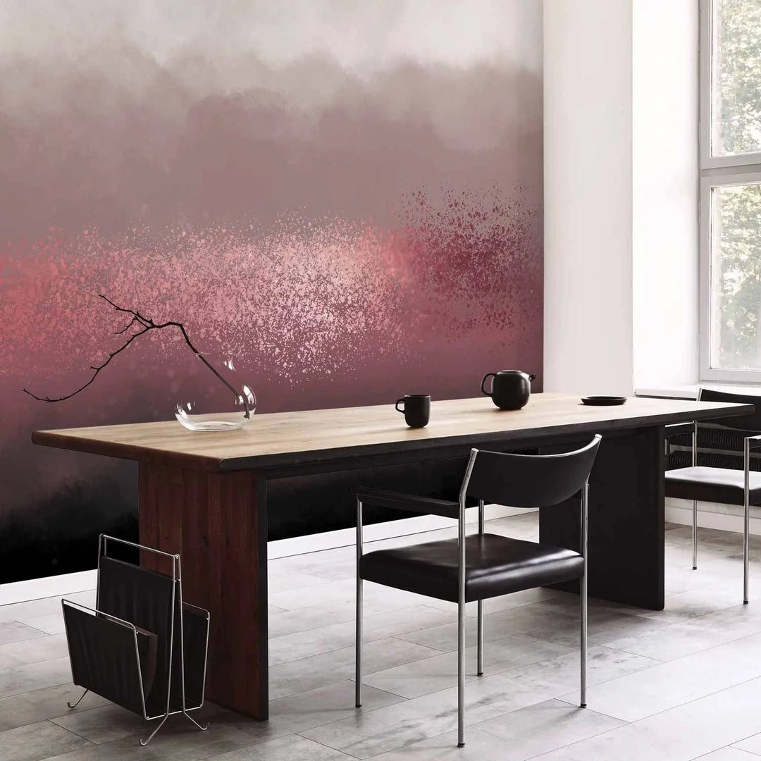 Abstrakti valokuvatapetti, jossa on savuisia siirtymiä viininpunaisesta, vaaleanpunaisesta ja harmaasta – toimiston sisustuksessa