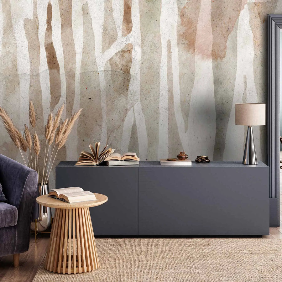 Abstrakti fototapetai su vertikaliomis organinėmis formomis rudos ir smėlio spalvų atspalviais ant pilko, tekstūruoto fono su rausvais akvarelės spalvos plotais.