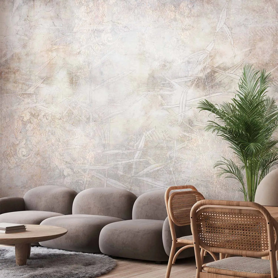 Фотообои с текстурированным фоном в винтажном стиле в серых и бежевых тонах, дополненные изящными прозрачными мотивами бамбуковых листьев и эффектом искусственно состаренной штукатурки.