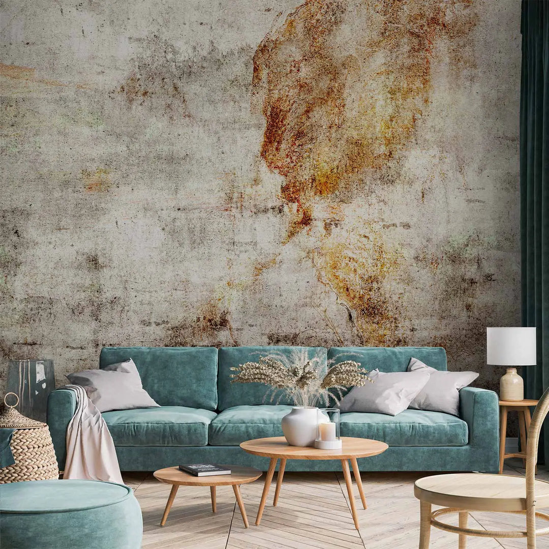 Фотообои в индустриальном стиле с текстурой состаренного бетона, дополненной выразительными пятнами ржавчины, темными царапинами и легкими зеленоватыми акцентами мха.