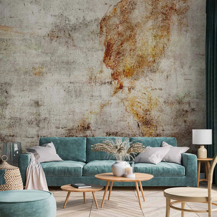 Фотообои в индустриальном стиле с текстурой состаренного бетона, дополненной выразительными пятнами ржавчины, темными царапинами и легкими зеленоватыми акцентами мха.